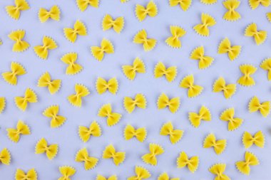 Makarna mor zemin üzerine desen yaptı. Düz yatıyordu. En az kavramı