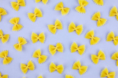 Makarna mor zemin üzerine desen yaptı. Düz yatıyordu. En az kavramı