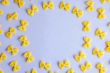 Makarna mor zemin üzerine desen yaptı. Düz yatıyordu. En az kavramı