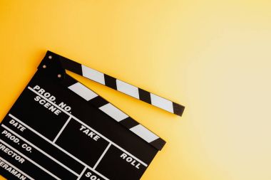Sinema en az kavramı. Sinemada film izlemek. Clapper Sarı zemin üzerine kurulu. Screenwrite masaüstü