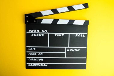 Sinema en az kavramı. Sinemada film izlemek. Clapper Sarı zemin üzerine kurulu. Screenwrite masaüstü