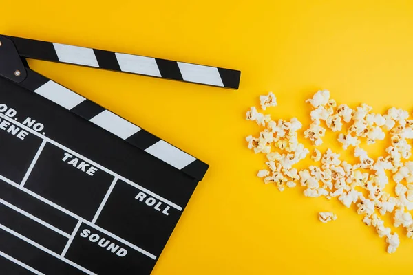 Concepto Mínimo Cine Viendo Películas Cine Palomitas Maíz Tablero Aplausos — Foto de Stock