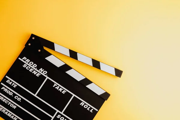 Sinema en az kavramı. Sinemada film izlemek. Clapper Sarı zemin üzerine kurulu. Screenwrite masaüstü