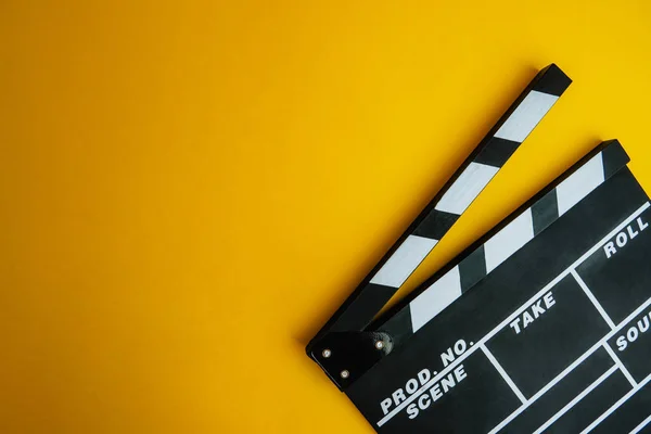 Sinema en az kavramı. Sinemada film izlemek. Clapper Sarı zemin üzerine kurulu. Screenwrite masaüstü