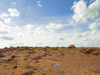 Kum, taş, ıssız yatay.