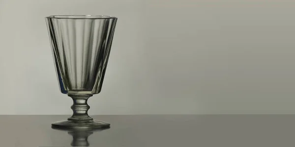 Copo para vodka na mesa . — Fotografia de Stock