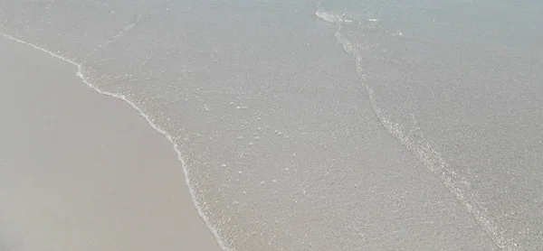 在海滩上的透明水. — 图库照片