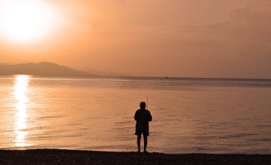 Denizde balık tutmak.