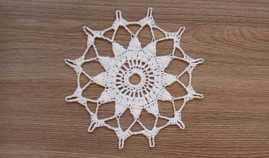 Beyaz ipliklerden örülmüş kar taneleri.