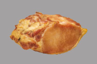 Soğuk füme domuz eti ve izole bir arka plan..