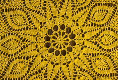 Sarı ipliklerden örülmüş peçete süsü..