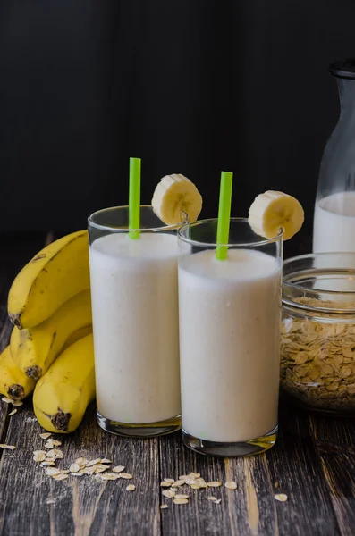 Bananen-Smoothie mit Haferflocken — Stockfoto