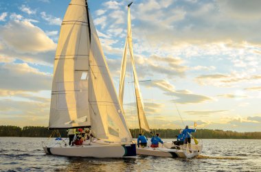 Konakovo 19 Nisan: Konakovo içinde nehir Volga üzerinde 19 Nisan 2016 düzenlenen yelken yarışmaya - teke tek koşu, katılan takım sporcular