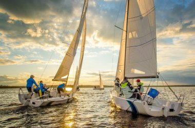 Konakovo 19 Nisan: Konakovo içinde nehir Volga üzerinde 19 Nisan 2016 düzenlenen yelken yarışmaya - teke tek koşu, katılan takım sporcular