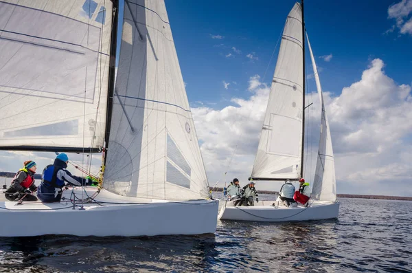 Konakovo 19 Nisan: yelken katılan takım sporcular
