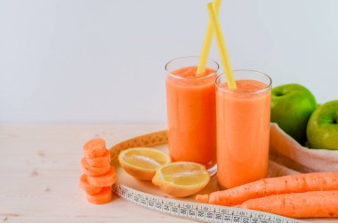 Meyve suyu portakal, havuç ve zencefil ile. Metin veya logo için alan ile resim