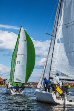 Yelkenli yarışı, yelkenli yarışı, yelkencilik yarışına katılan atletler.