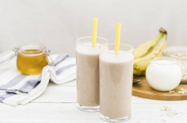 Milk shake muz, yulaf ezmesi ve tatlım, sağlıklı bir kahvaltı ile