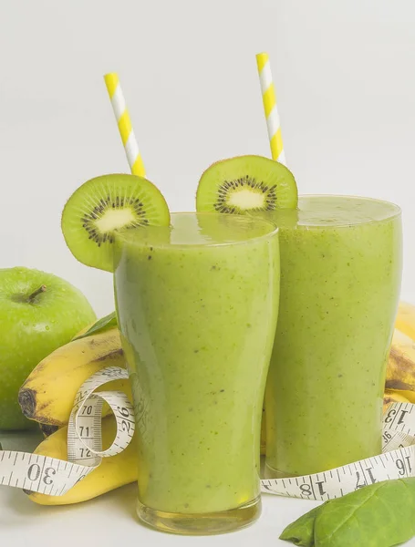 Frischer und gesunder grüner Smoothie mit Spinat, Banane und Zitrone — Stockfoto