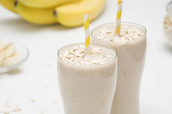 Milk-shake à la banane et flocons d'avoine — Photo