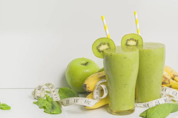 Frischer und gesunder grüner Smoothie mit Spinat, Banane und Zitrone — Stockfoto