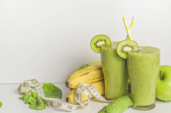 Frischer und gesunder grüner Smoothie mit Spinat, Banane und Zitrone — Stockfoto