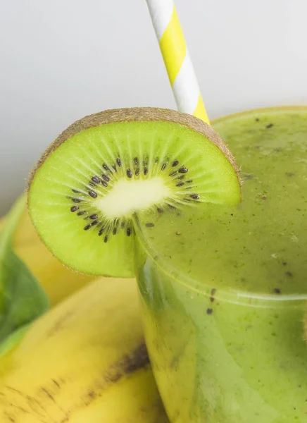 Frischer und gesunder grüner Smoothie mit Spinat, Banane und Zitrone — Stockfoto