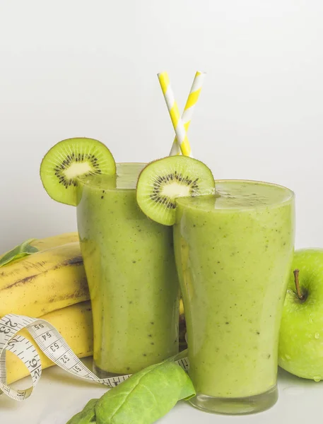 Frischer und gesunder grüner Smoothie mit Spinat, Banane und Zitrone — Stockfoto