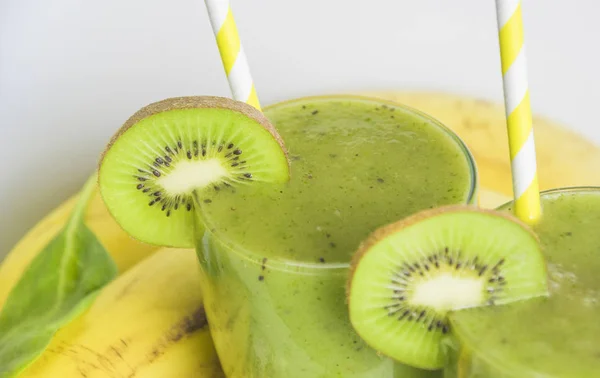 Frischer und gesunder grüner Smoothie mit Spinat, Banane und Zitrone — Stockfoto