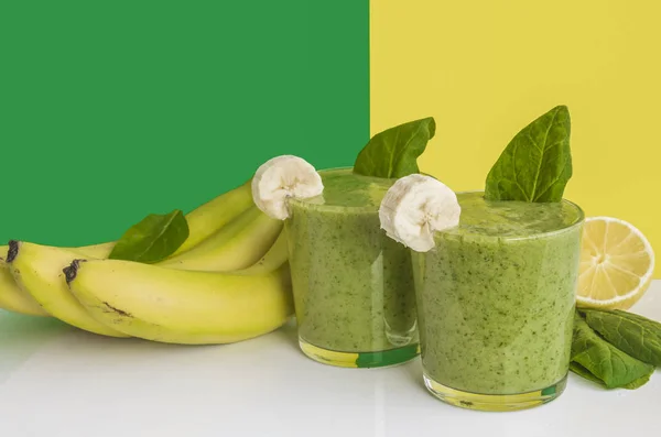 Fresh and healthy green smoothie with spinach,banana and lemon — Stock Photo, Image