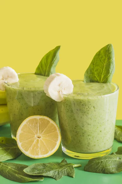 Frischer und gesunder grüner Smoothie mit Spinat, Banane und Zitrone — Stockfoto