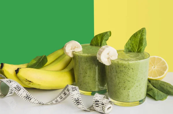 Frischer und gesunder grüner Smoothie mit Spinat, Banane und Zitrone — Stockfoto