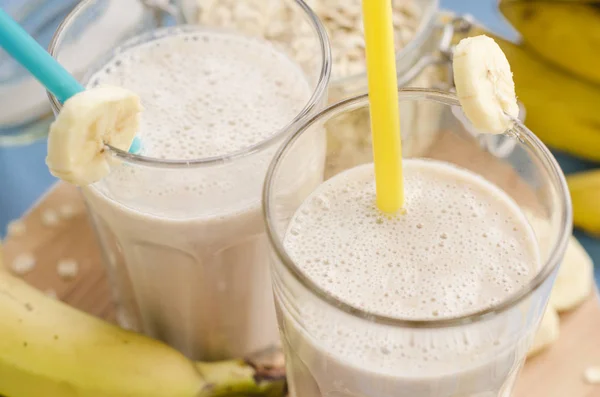 Nützlicher Bananen-Smoothie mit Haferflocken, vegetarisches Frühstück — Stockfoto