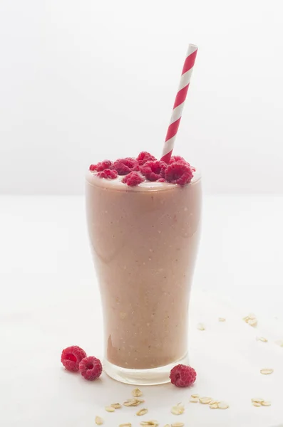Useful and tasty raspberry cocktail with banana and oatmeal —  Fotos de Stock