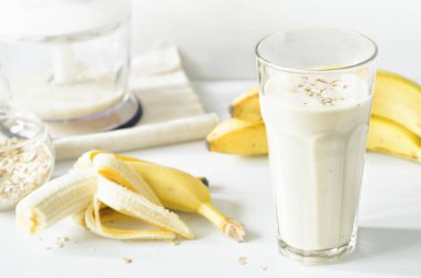 Bir muz ve yulaf ezmesi ile yararlı smoothies