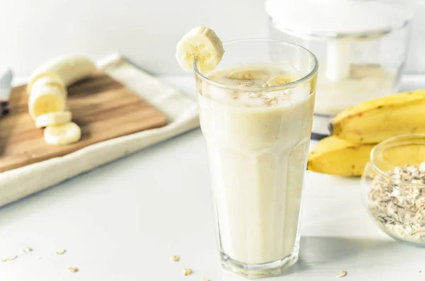 Smoothies utiles avec une banane et de la farine d’avoine — Photo