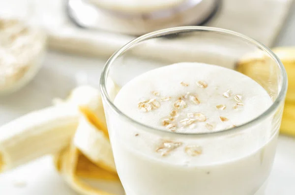 Útiles licuados con banana y avena — Foto de Stock