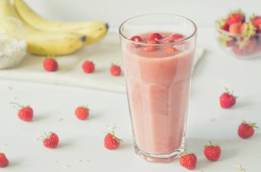 Muz ve yulaf ezmesi ile çilek smoothies