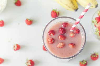 Muz ve yulaf ezmesi ile çilek smoothies