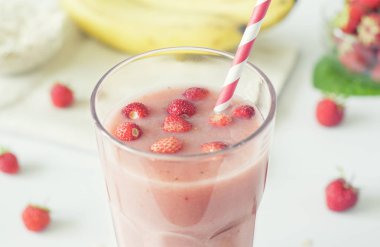 Muz ve yulaf ezmesi ile çilek smoothies