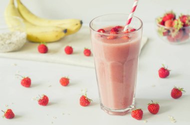Muz ve yulaf ezmesi ile çilek smoothies