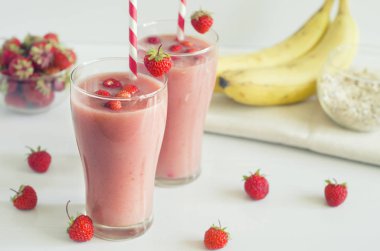 Muz ve yulaf ezmesi ile çilek smoothies
