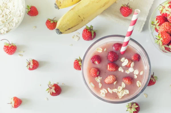 Muz ve yulaf ezmesi ile çilek smoothies