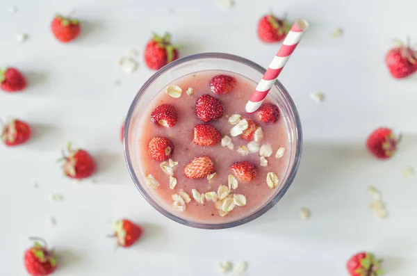 Muz ve yulaf ezmesi ile çilek smoothies — Stok fotoğraf