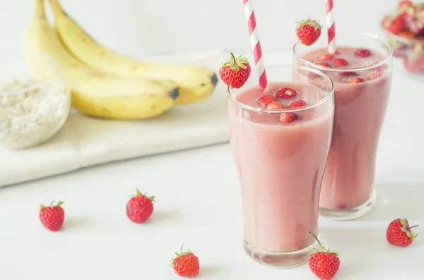 Strawberry smoothies with banana and oatmeal — Stock Photo, Image