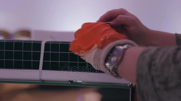 クローズ アップ手セルフ ロック プラスチック ケーブル ストック映像