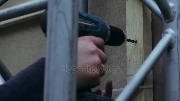 Homem Perfura Prancha Madeira Trabalhando Com Uma Broca Elétrica — Vídeo de Stock