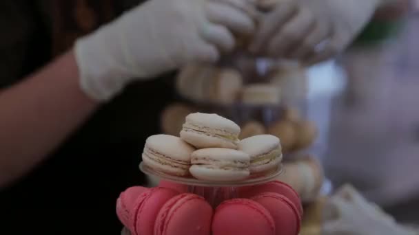 Der Konditor Der Mit Pinsel Den Kuchen Herzform Dekoriert — Stockvideo