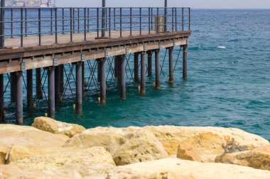 İskele ve taş ile deniz manzarası
