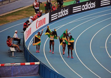 Shelly-Ann Fraser-Pryce ve diğerleri bayrakları, XIV IAAF Dünya Şampiyonası, Moskova ile 2013 şampiyonu